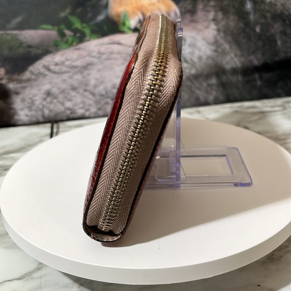 GUCCI PATENT LEATHER DEEP RED ZIP LONG WALLET. - Picture 4 of 17